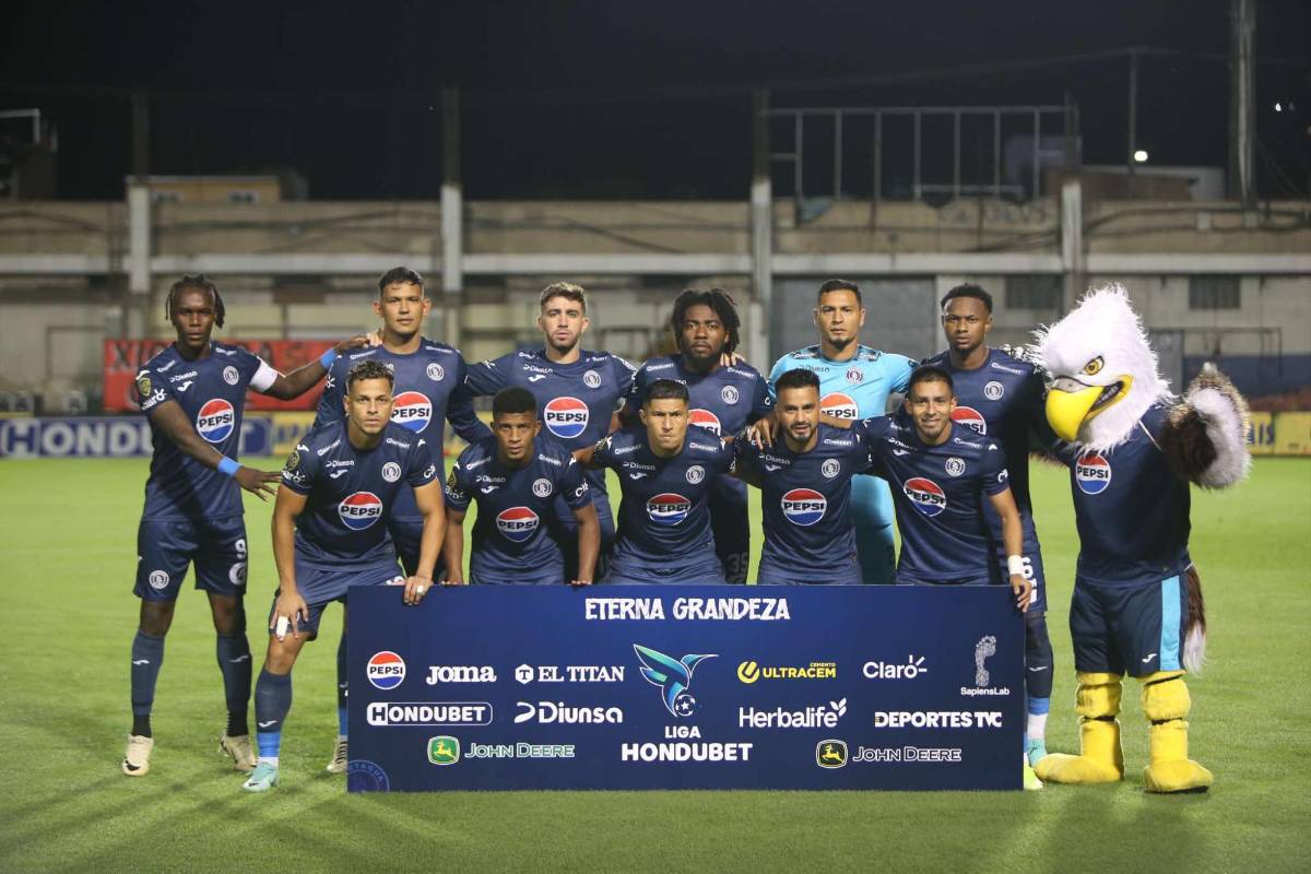 Doble récord y los besos de Auzmendi en su hat-trick y emotivo debut en el Motagua, ¿quién es el niño que brilló?