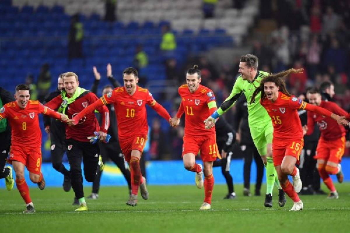 Bale celebra la clasificación a la Eurocopa 2020 con la bandera que se burla del Real Madrid