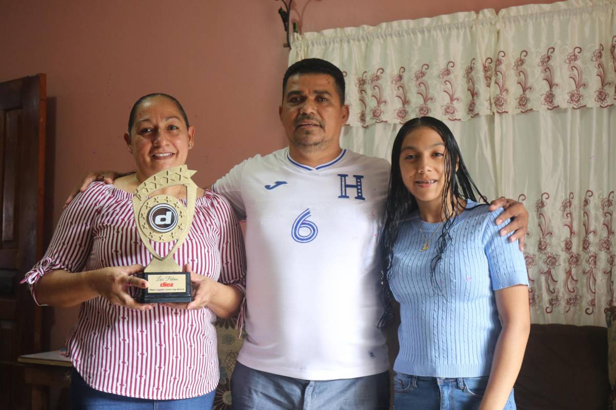 Los padres (María y Enrique) y hermana (Ashley) de Luis Palma recibieron el trofeo de Premios Diez ya que el futbolista actualmente está en Grecia.