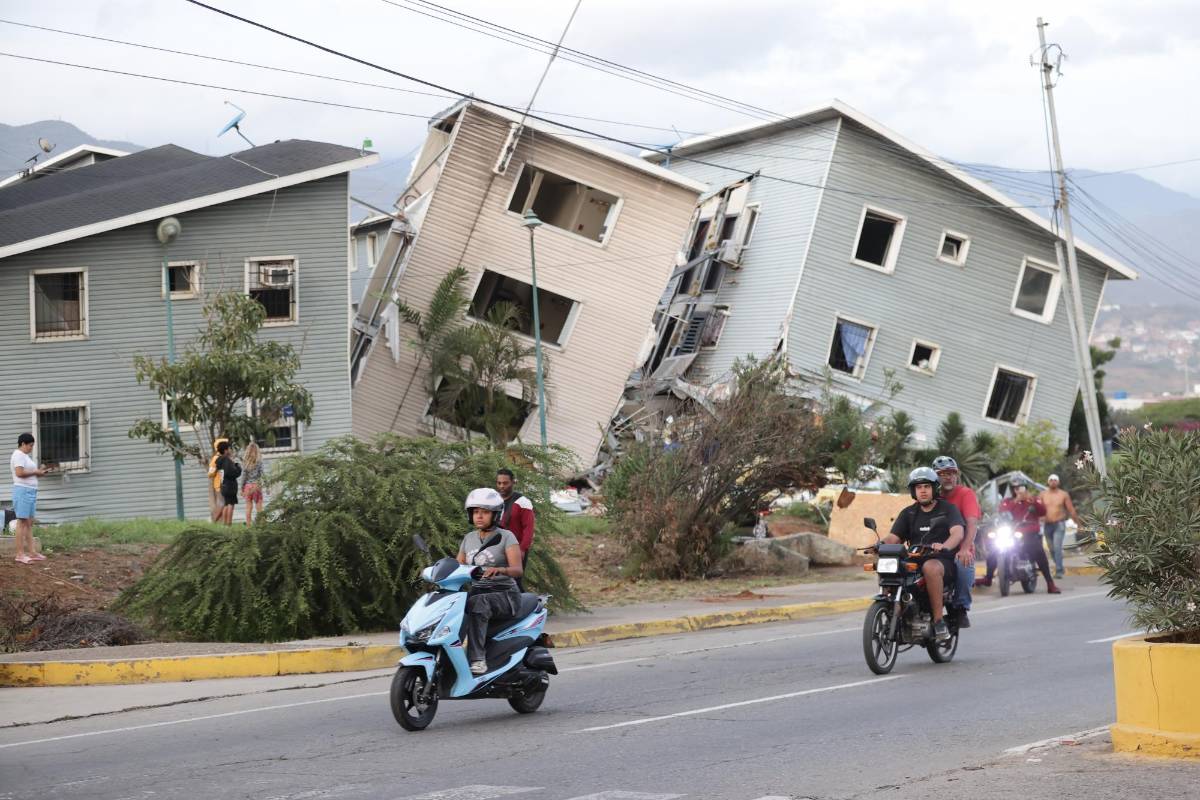 Edificios caídos y gente en la calle: así es la destrucción luego del terremoto en Venezuela