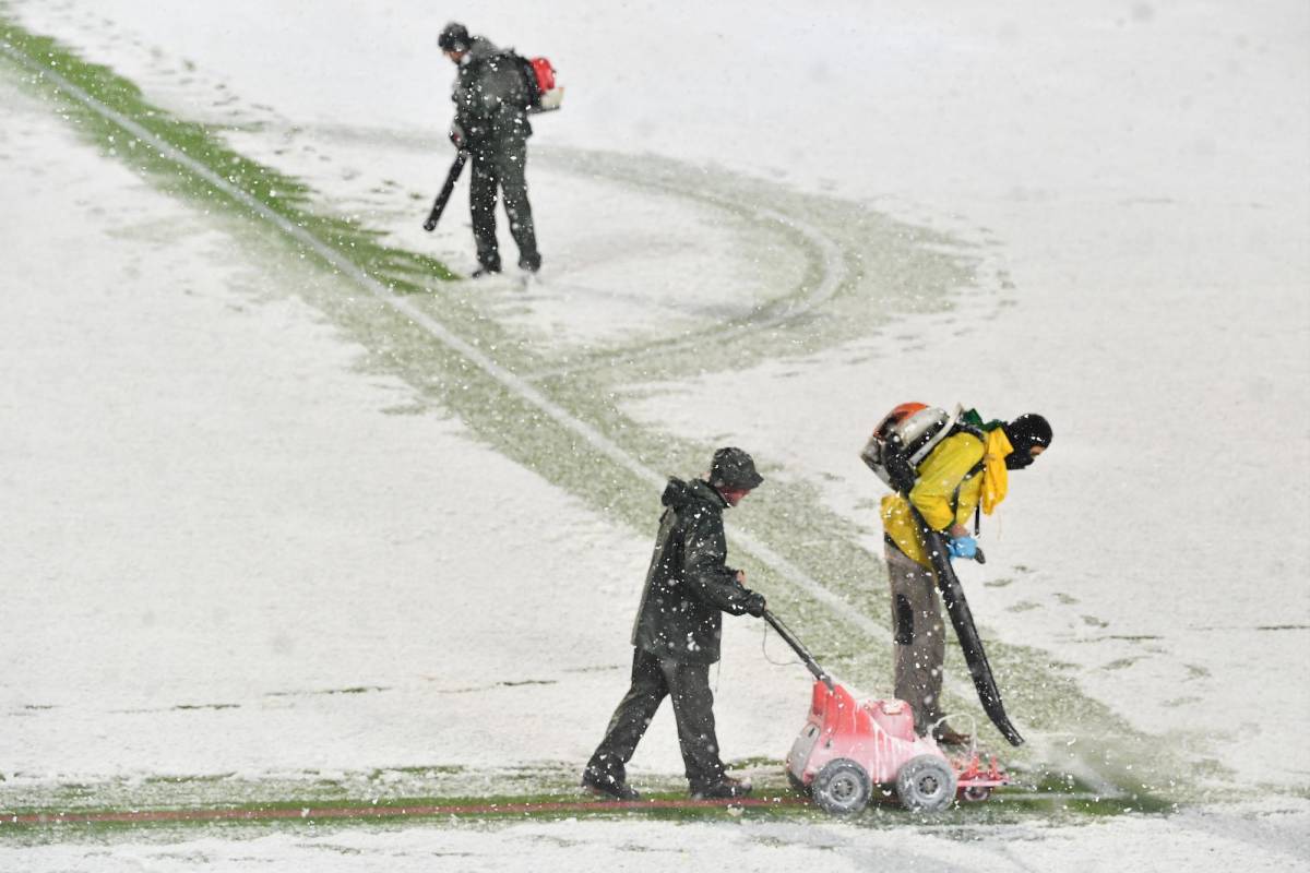 Trabajadores del estadio Gewiss Stadium en Bérgamo, Italia, intentan retirar la nieve, pero la intensa tormenta continuó.