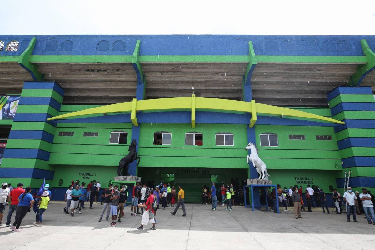 ¿A quién ‘espiaba’ Héctor Vargas? Derroche de bellezas, pasillo a Motagua, el abrazo de Obando con su hijo y tremendo ambiente en Olancho
