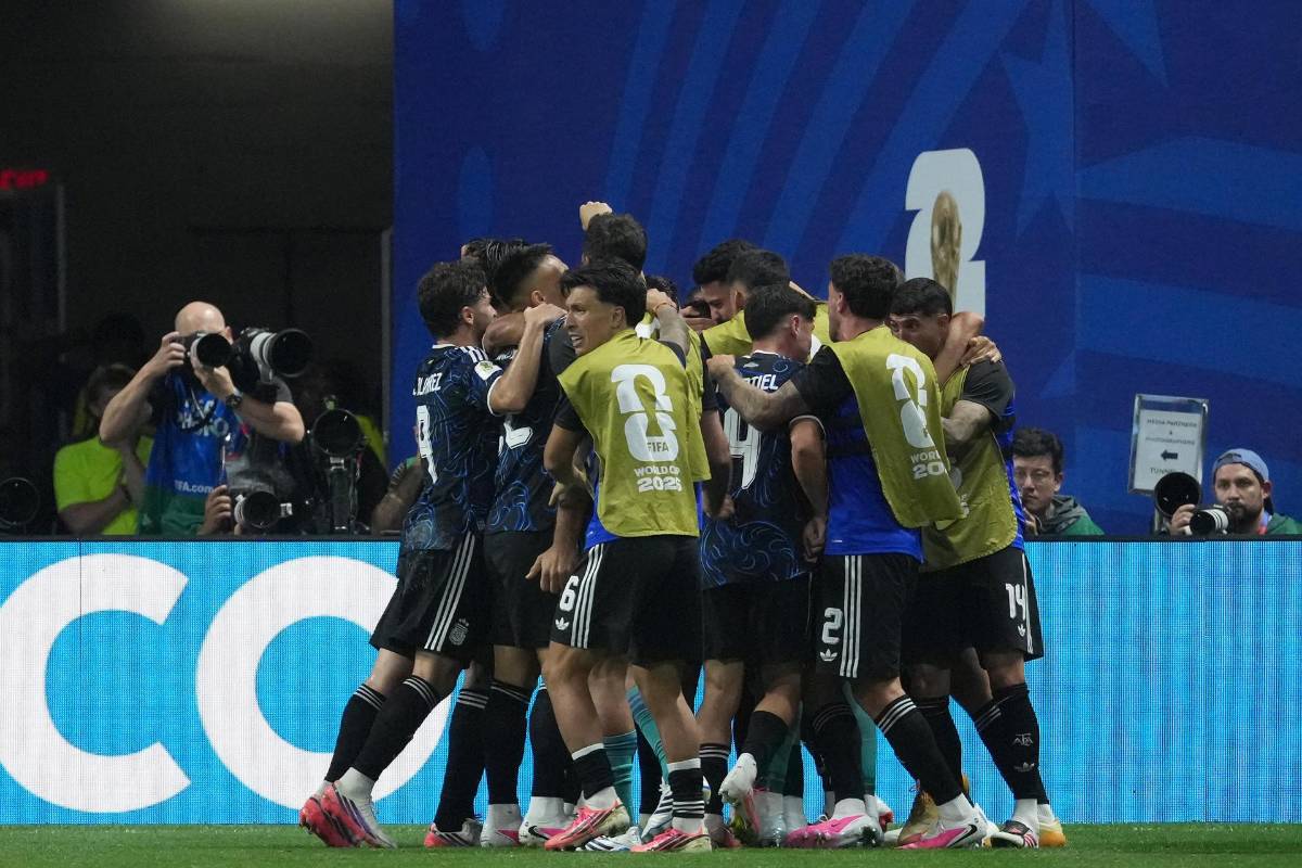 La roja que el VAR no revisó, la salvada del partido y magia de Messi con Argentina