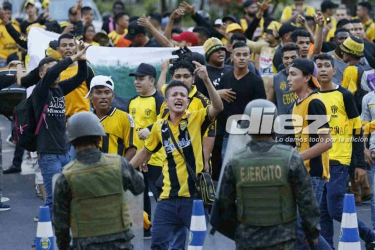 ¡AMBIENTAZO! El bonito gesto de un policía en la previa del Real España-Marathón