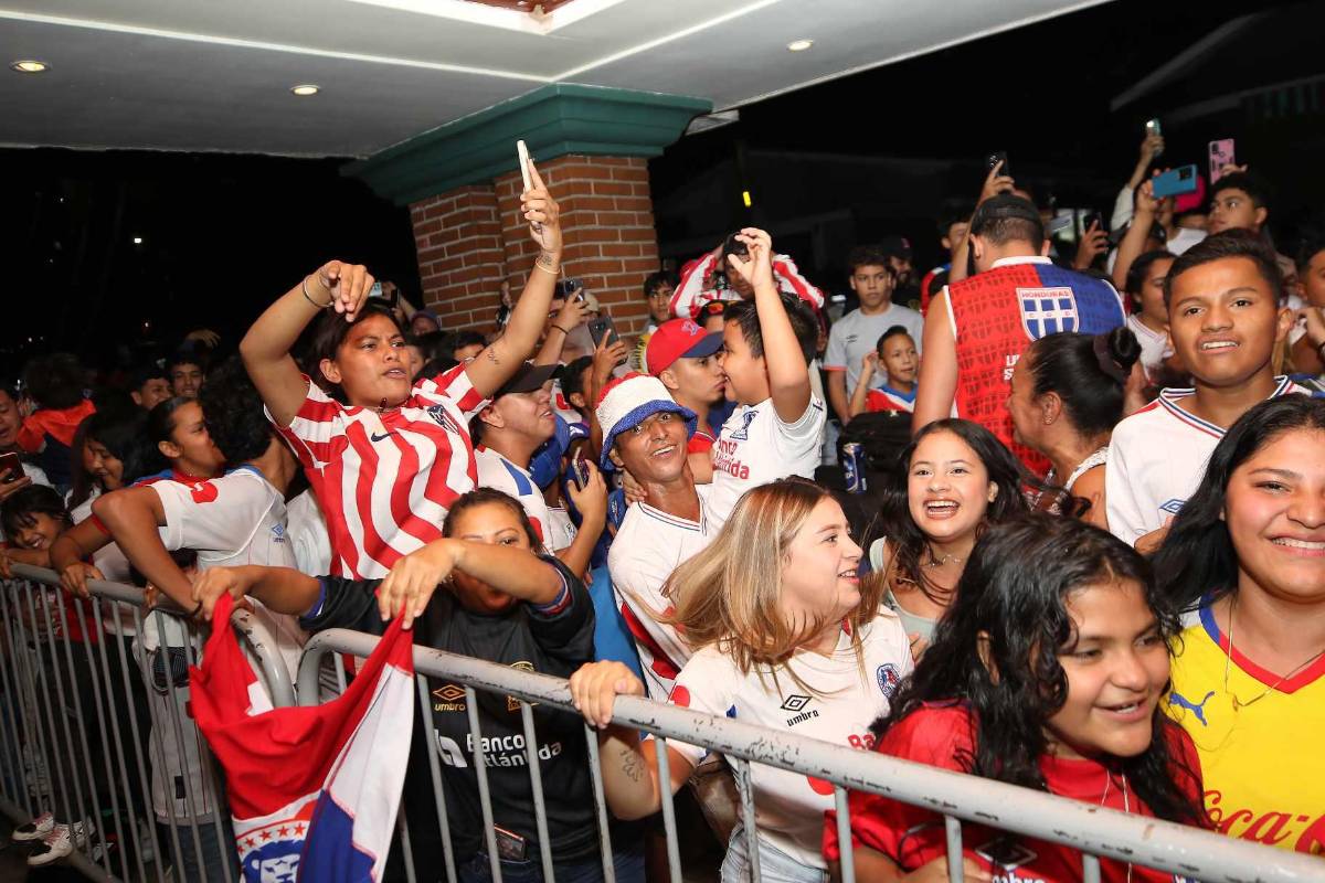 ¡Una locura de banderazo! Afición del Olimpia se desborda junto al plantel pensando en la corona 39
