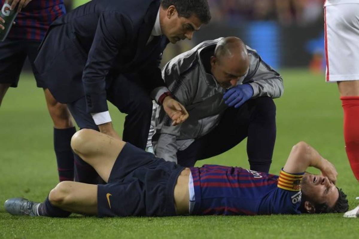 Barcelona's Argentinian forward Lionel Messi gestures in pain during the Spanish league football match FC Barcelona against Sevilla FC at the Camp Nou stadium in Barcelona on October 20, 2018. (Photo by LLUIS GENE / AFP)