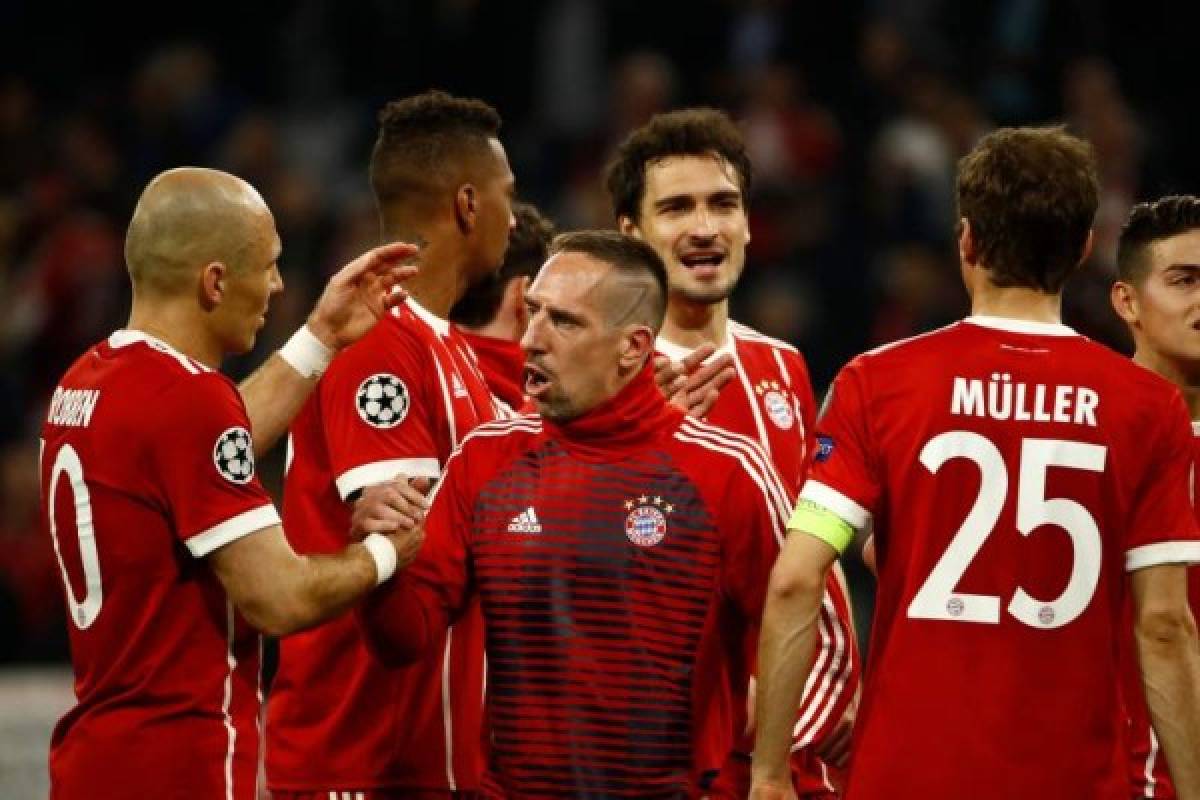 Bayern Munich's players, including French midfielder Franck Ribery (C) celebrate at the end of the UEFA Champions League quarter-final second leg football match between FC Bayern Munich and Sevilla FC on April 11, 2018 in Munich, southern Germany.Bayern Munich reached the Champions League semi-finals for the seventh time in nine seasons as Wednesday's goalless draw at home to Sevilla sent the German side through 2-1 on aggregate. / AFP PHOTO / Odd ANDERSEN