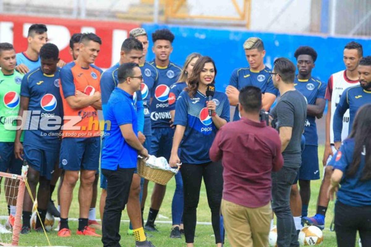 Bella presentadora olimpista sorprende a jugadores del Motagua llevándoles comida al entrenamiento