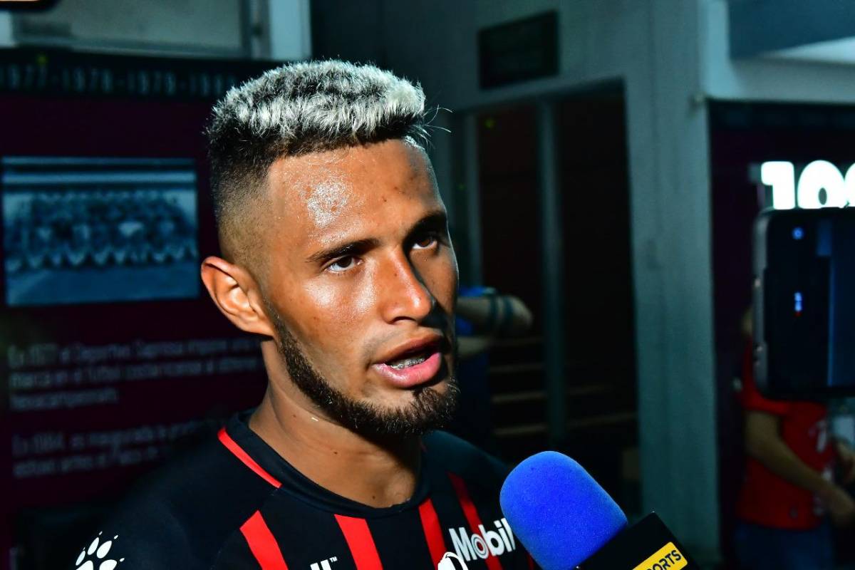 Alex López brindando entrevista tras el juego de Alajuelenese ante Santos Guápiles. Foto cortesía: Diario Extra.