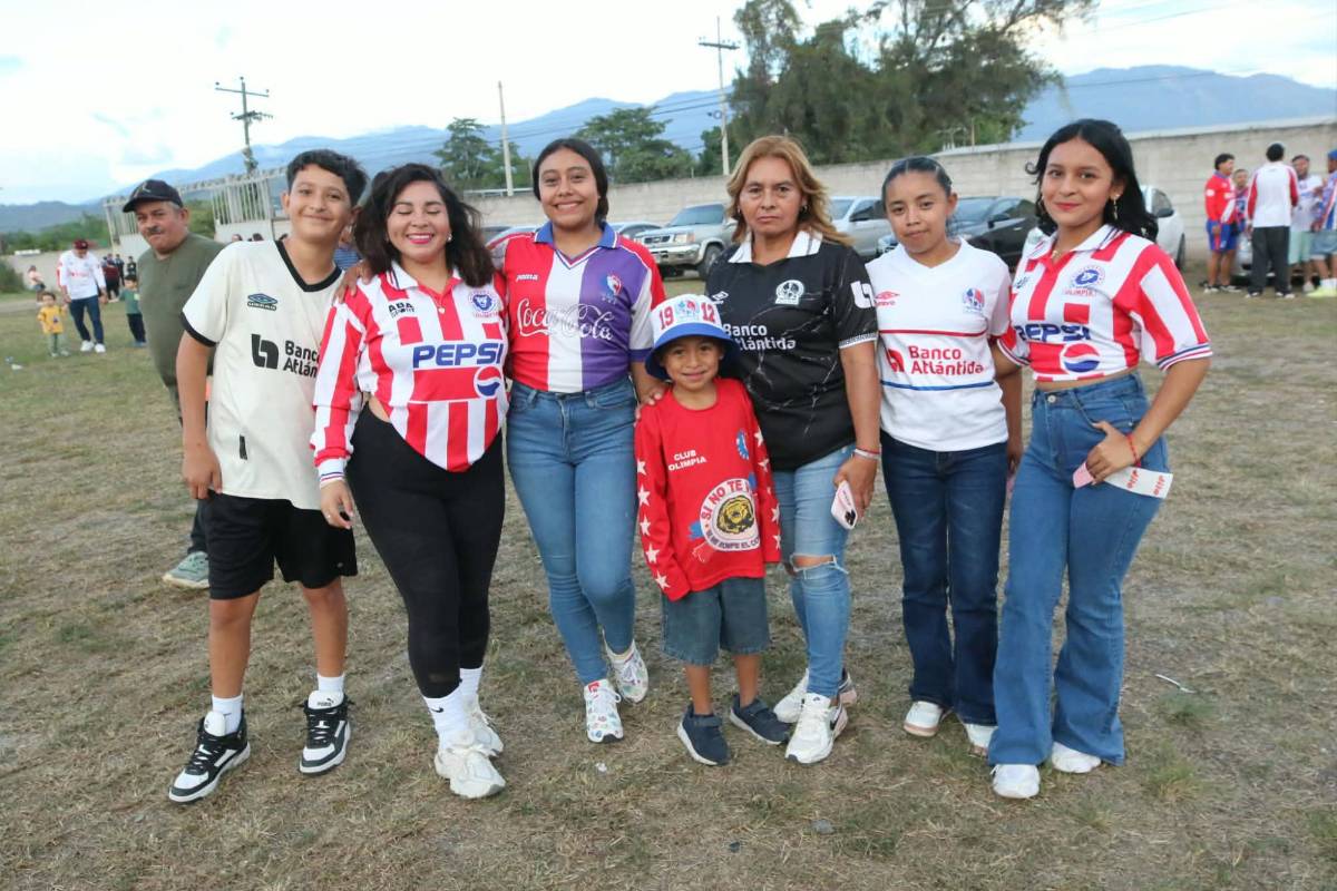 Aficionadas del Olimpia enamoran, aparece la famosa gorra del Platense y el selfie