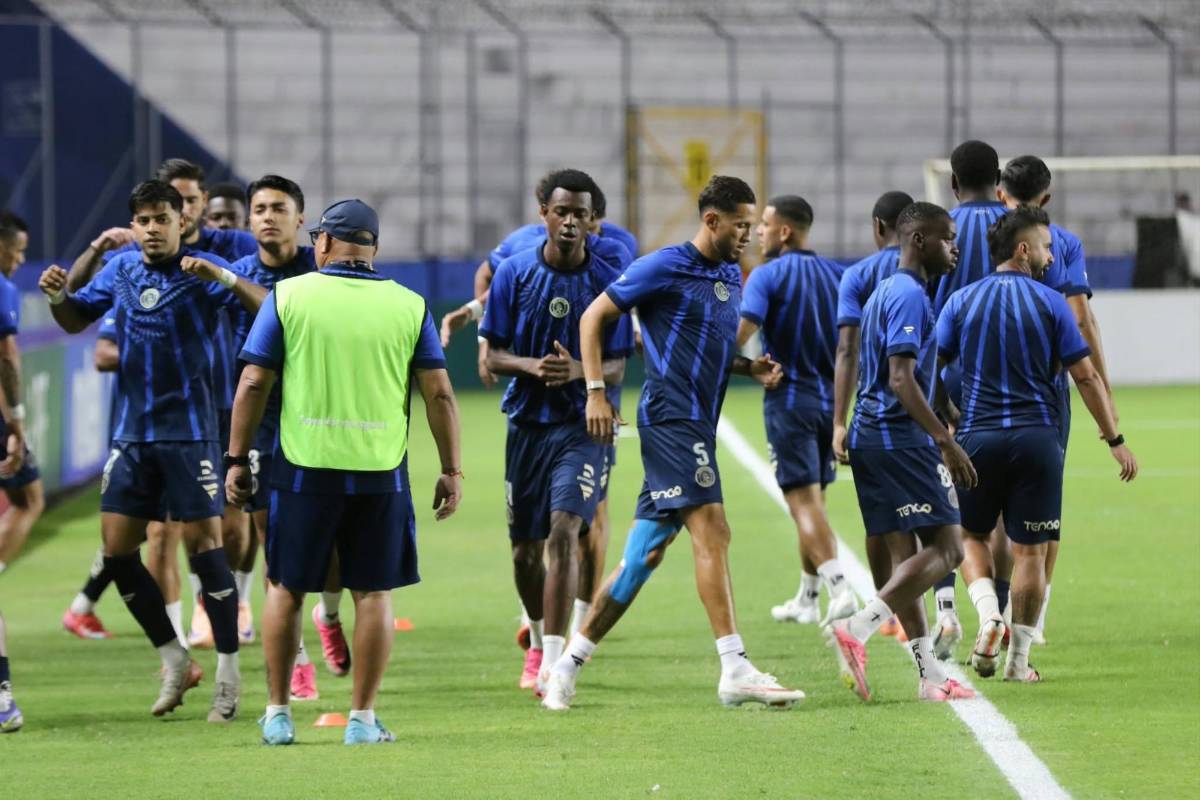 Ambientazo para el Motagua-Alajuelense y las muñecotas en el Estadio Nacional