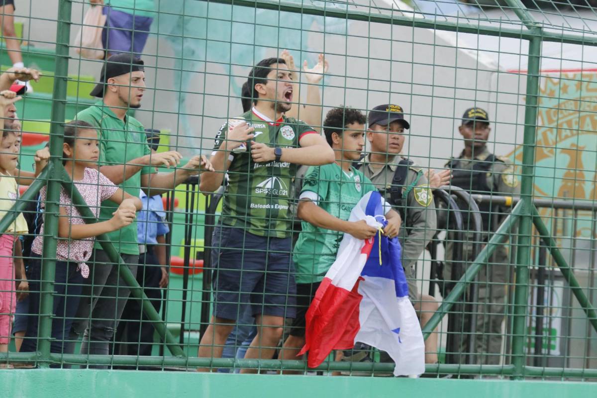 Tremendo diluvio en el Nacional, enfado de los aficionados de Marathón, jugador en muletas, bellas chicas y DT en aprietos