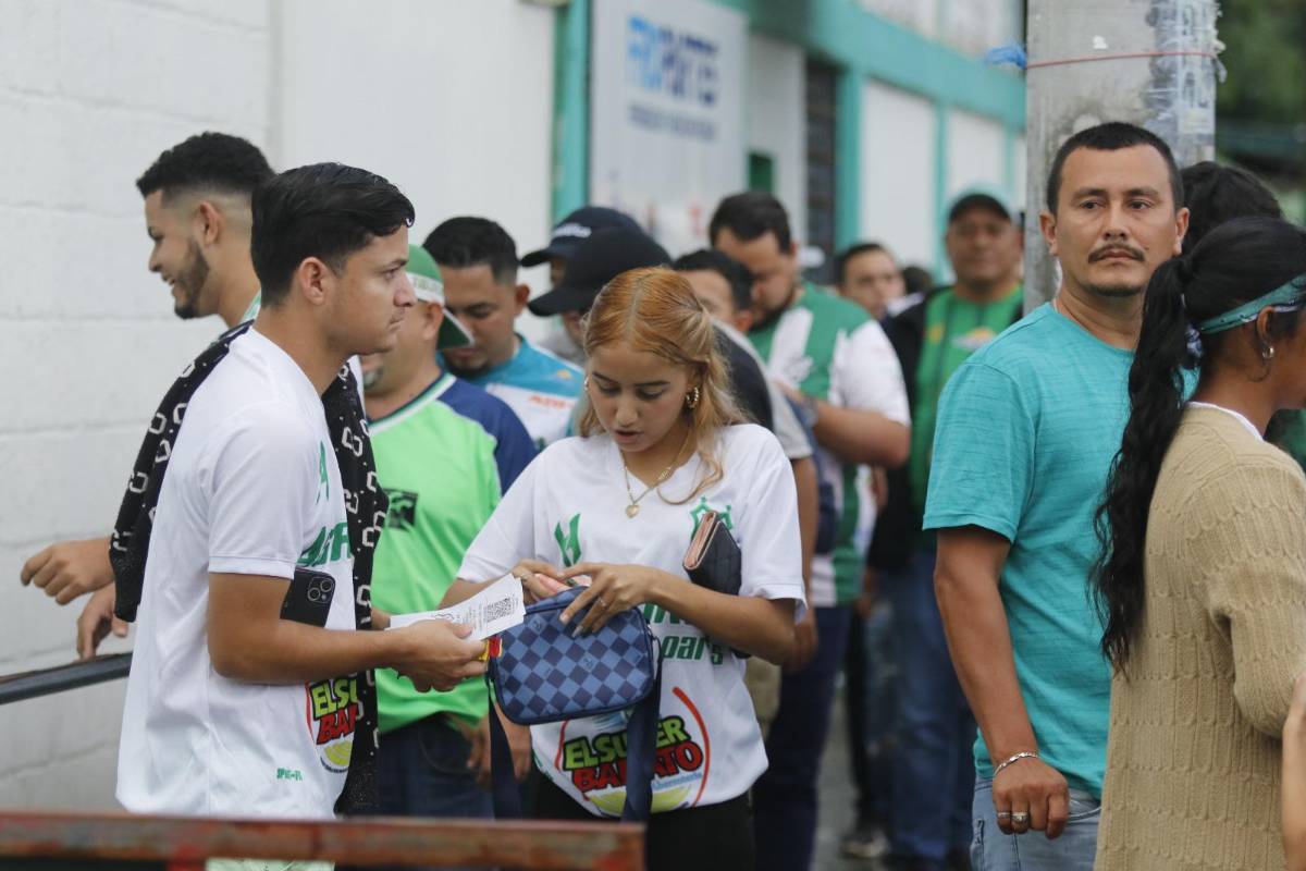 Ambientazo en el estadio Rubén Deras, hermosas jóvenes y ni la lluvia detiene la gran final del ascenso de Honduras entre CD Choloma y Platense