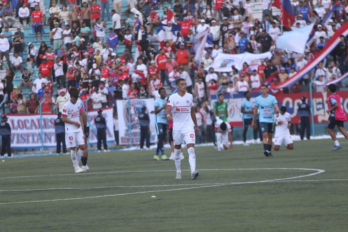 Olimpia se fue humillado, furia de Espinel, ex del León le gritó el gol a la banca y directivo bajó a hablar con los jugadores tras goleada ante Génesis PN