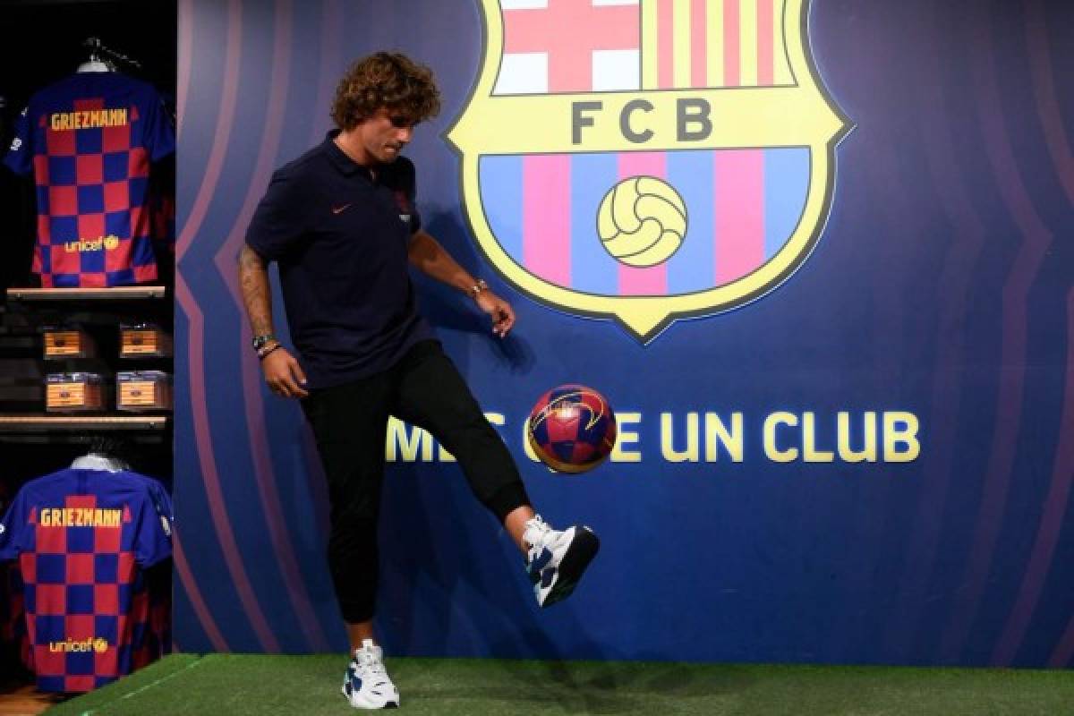 El dominio del balón, la canasta y sin dorsal: Así posó Griezmann con la camisa del Barcelona