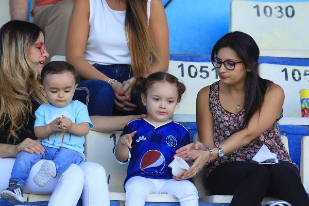 FOTOS: Las bellas chicas que adornaron la semifinal Motagua-Platense