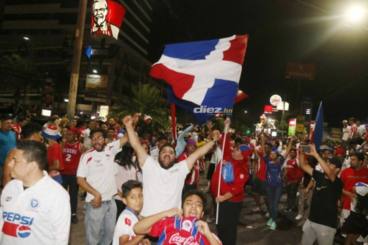 Afición de Olimpia armó un carnaval en las calles de Tegucigalpa festejando la 31