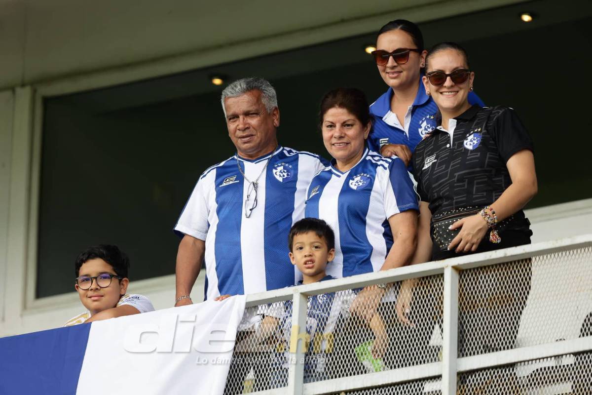 Diego Vázquez viendo al Real España, las preciosas chicas y los aficionados del Cartaginés que sufrieron en el Morazán