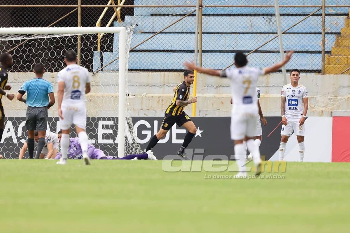 Diego Vázquez viendo al Real España, las preciosas chicas y los aficionados del Cartaginés que sufrieron en el Morazán