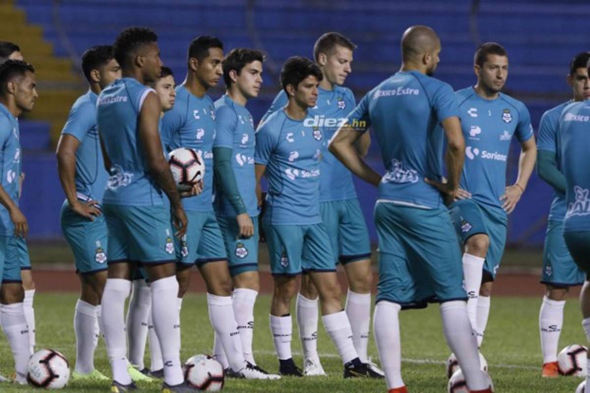 Sonrisas, concentración y un hondureño en entreno del Santos Laguna en el Olímpico