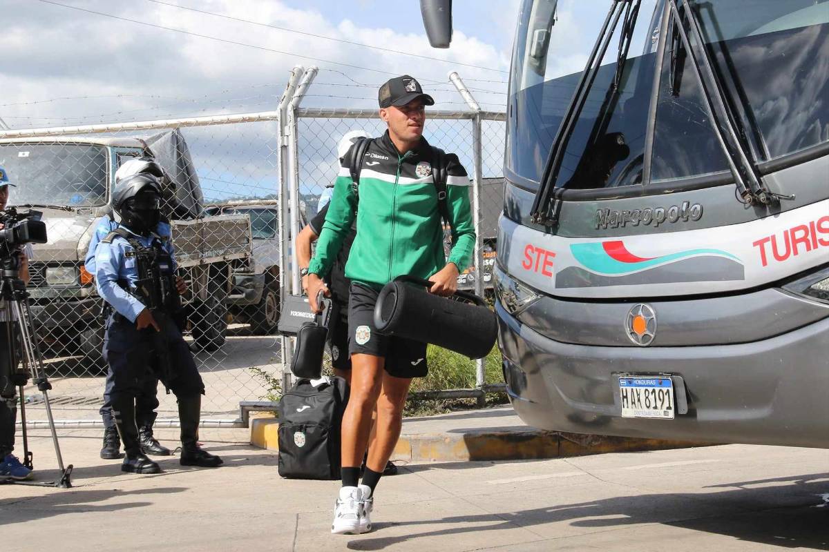 No se vio por TV: Interceptan a Troglio llegando al estadio, el look del Chino López y, ¿qué hacían en los banquillos?