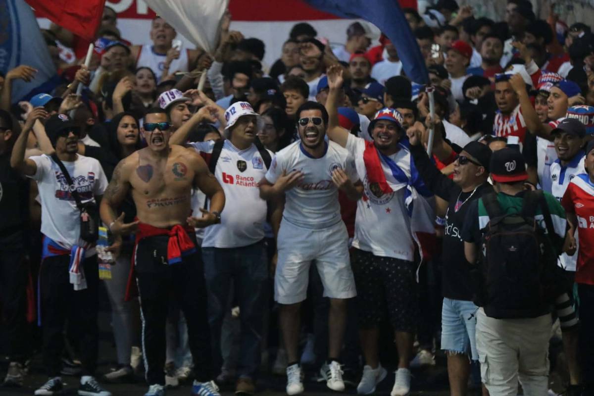 El recibimiento de la Ultra Fiel y lo inesperado entre las barras de Olimpia y Saprissa