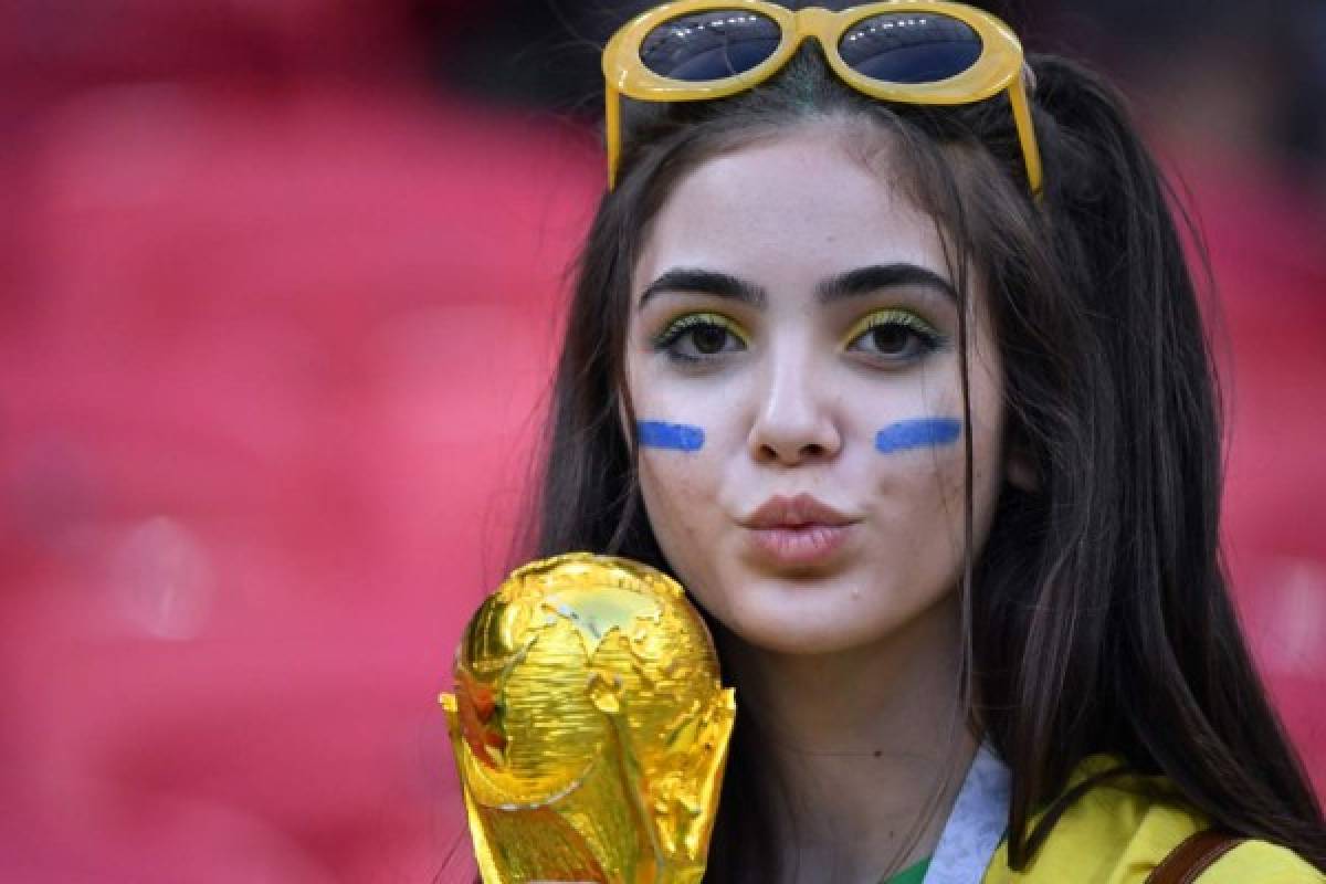 Garotas ponen belleza en el Mundial de Rusia en juego de Brasil-Bélgica