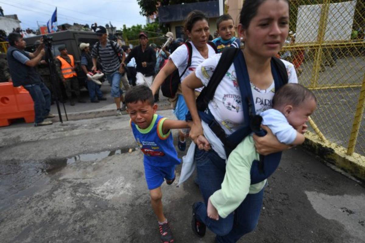 EN FOTOS: Así rompieron barrera de seguridad la caravana de migrantes en México