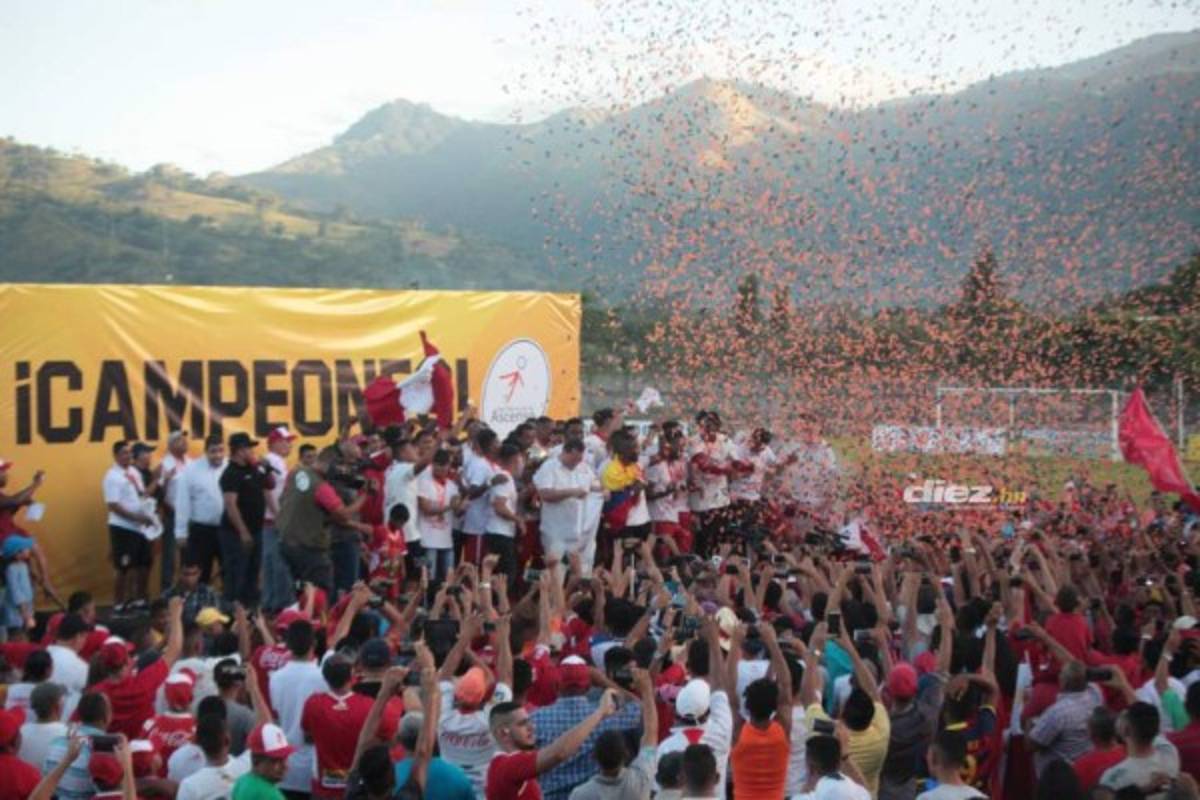 Las imágenes imperdibles del título de Real Sociedad en la Liga de Ascenso