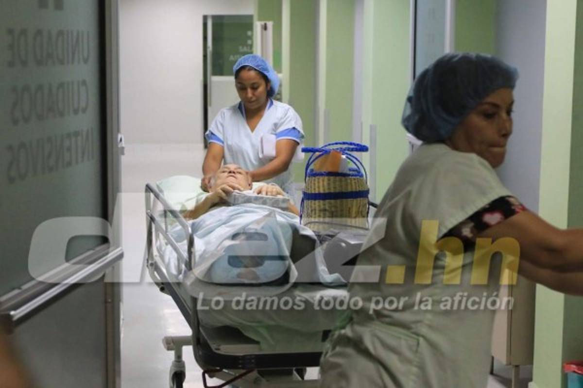 FOTOS: Así sacaron a Chelato Uclés de cuidados intensivos