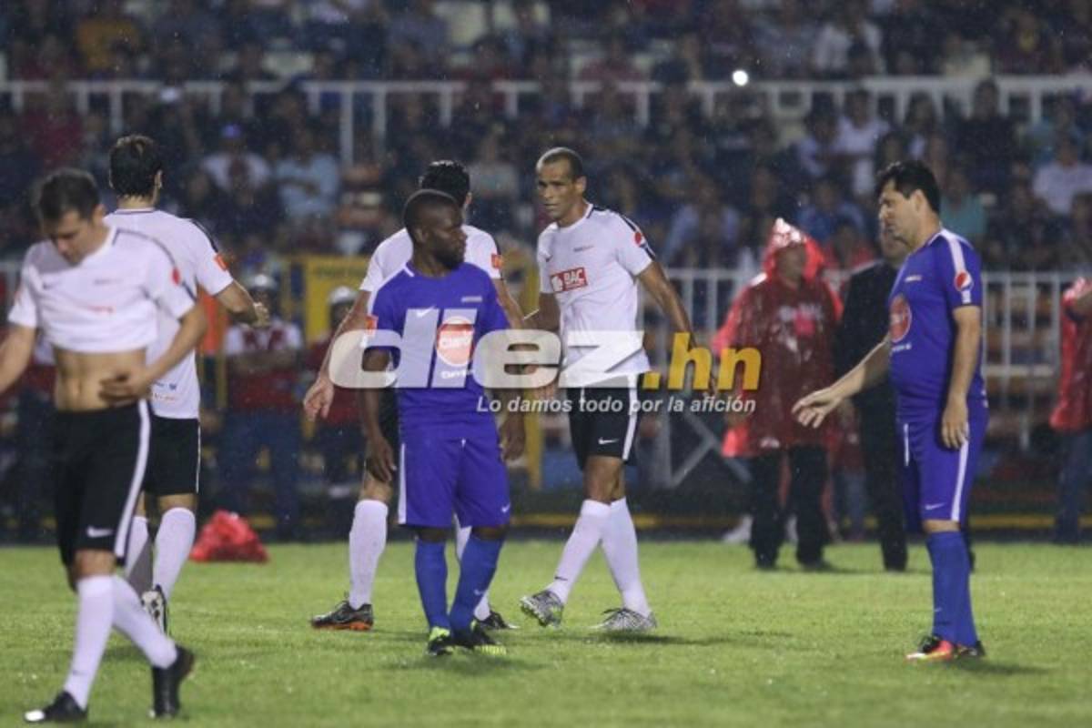NO SE VIO EN TV: El hincha que buscaba una foto con una Leyenda del Mundo y la petición a Puyol