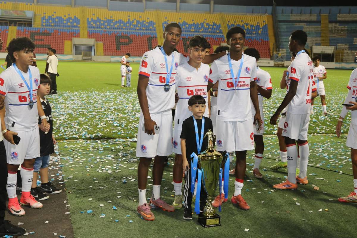 Imágenes: Olimpia celebró su título 11 en reservas y una leyenda los acompañó