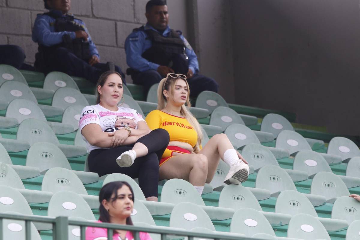Bellas mujeres y el ambiente en el estadio Yankel Rosenthal por el duelo entre Marathón y Lobos UPNFM