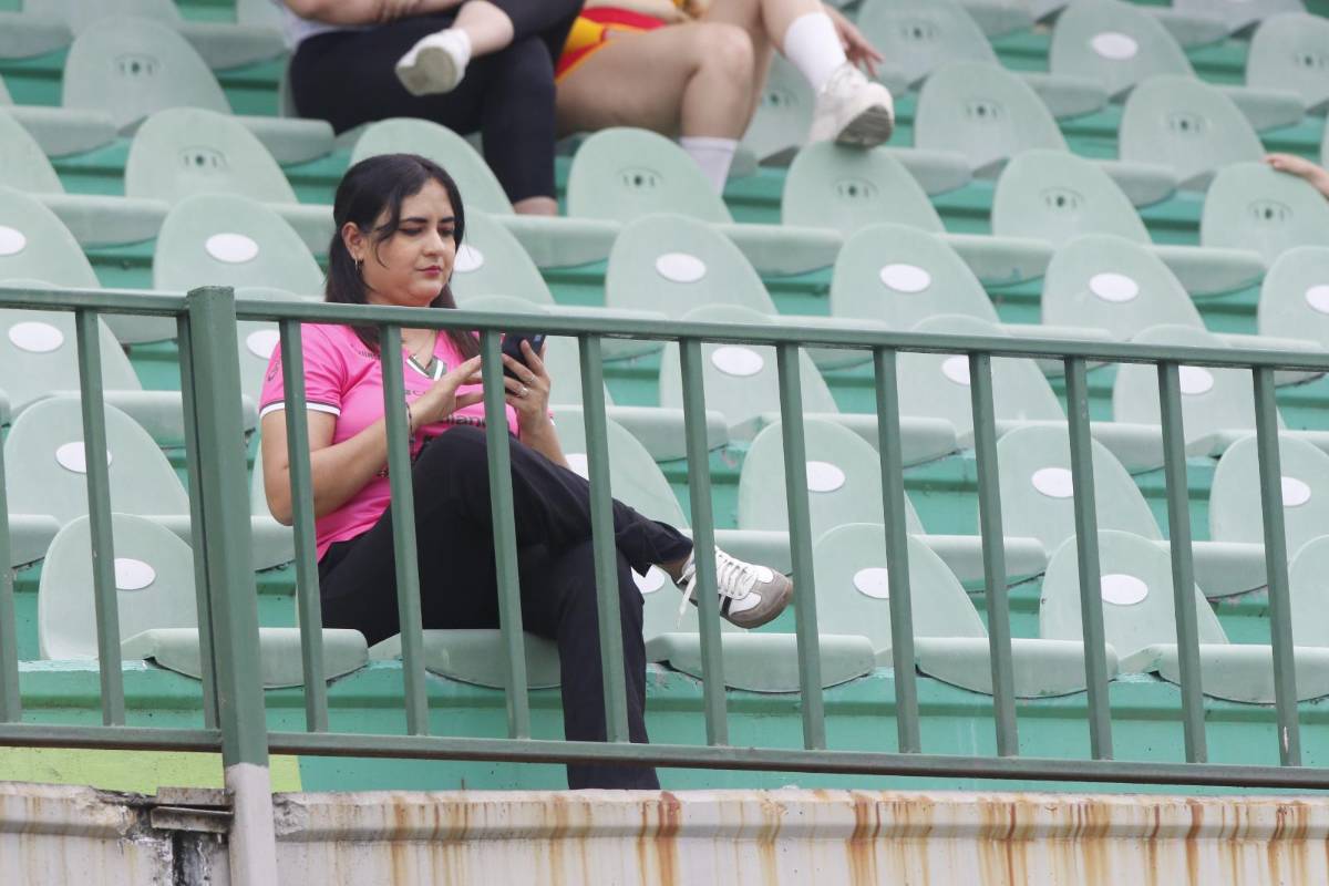 Bellas mujeres y el ambiente en el estadio Yankel Rosenthal por el duelo entre Marathón y Lobos UPNFM