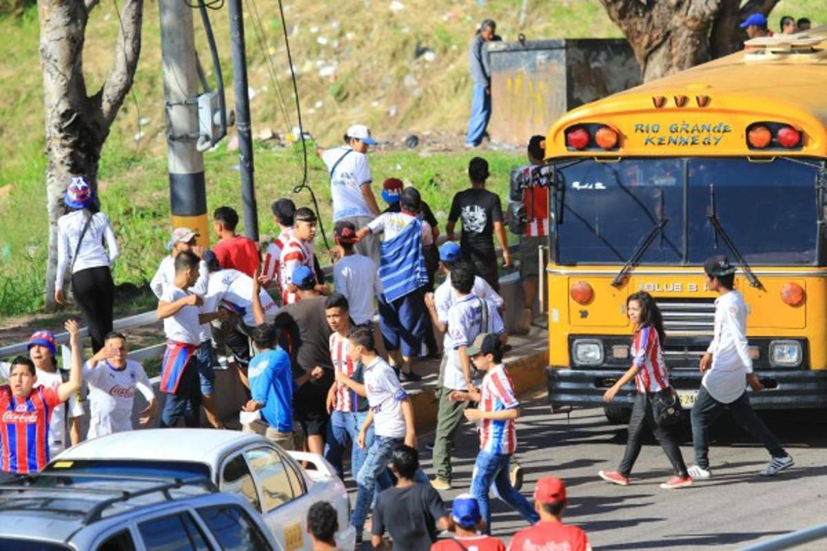 FOTOS: Vidrios rotos, sangre y muchas piedras dejó el clásico capitalino