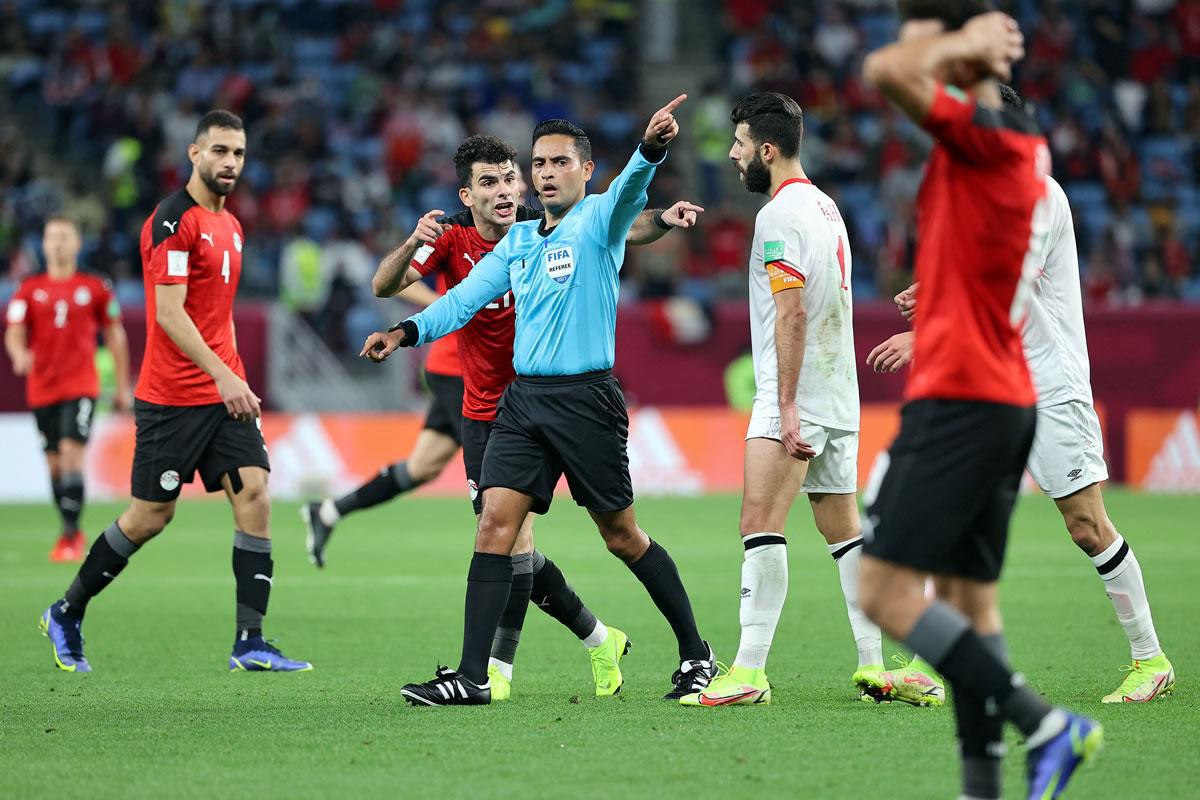 El árbitro hondureño Saíd Martínez durante su actuación en la Copa Árabe a inicios de diciembre. Fotos cortesía