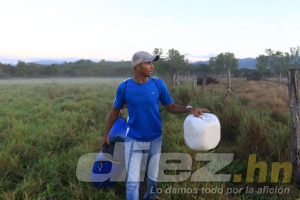 Así es la vida del portero Donis Escober entre ganado en su pueblo natal