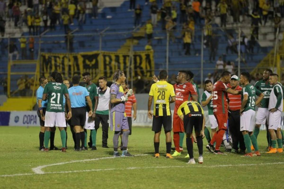 NO SE VIO: Piedras, empujones y trifulca de jugadores en el clásico copero