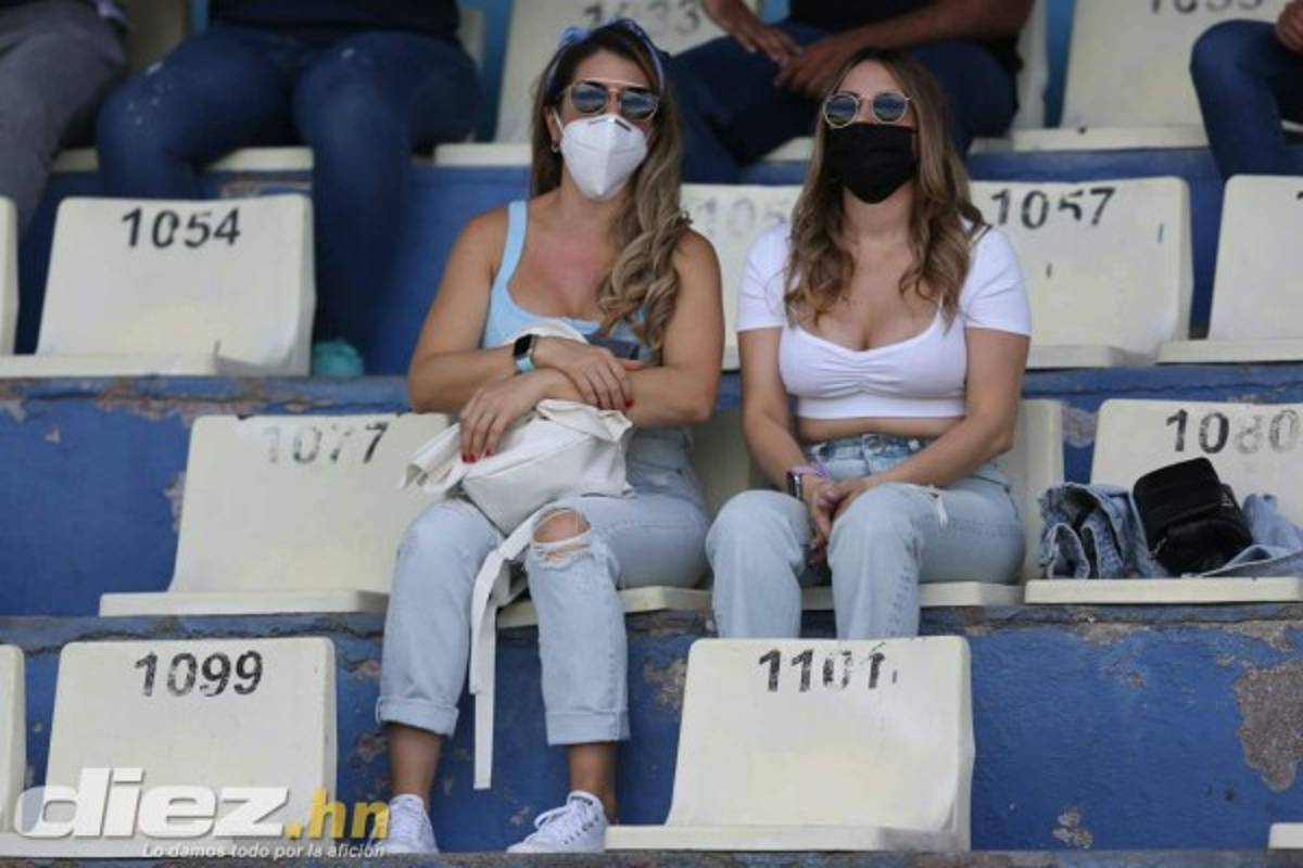 Las hermosas mujeres y el ambiente del clásico Motagua-Olimpia en el estadio Nacional