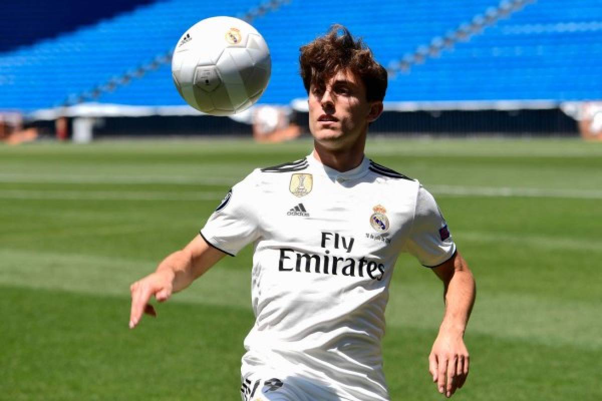 Real Madrid's new defender Alvaro Odriozola controls the ball during his official presentation at the Santiago Bernabeu stadium in Madrid on July 18, 2018. / AFP PHOTO / PIERRE-PHILIPPE MARCOU