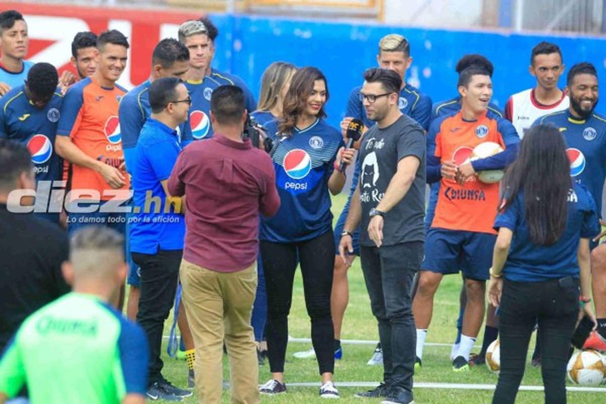 Bella presentadora olimpista sorprende a jugadores del Motagua llevándoles comida al entrenamiento
