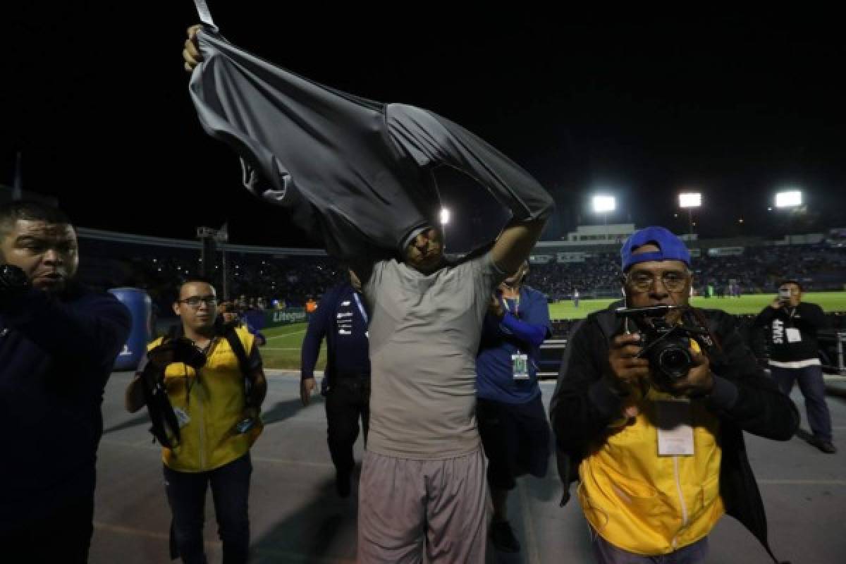 Keylor Navas y su detallazo con niño en Guatemala y con el capitán chapín