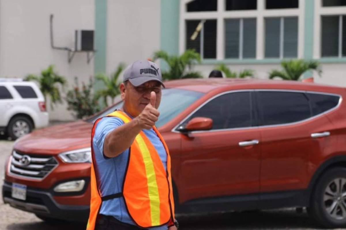 Carlos Tábora sirve a Dios en parqueos de iglesia La Cosecha en San Pedro Sula