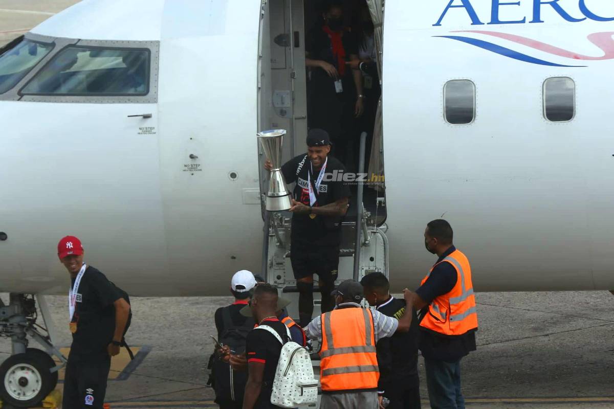 La llegada triunfal del campeón Olimpia a Honduras: La locura del ‘Patón’, el recibimiento a Bengtson y ¿quién bajó la copa?