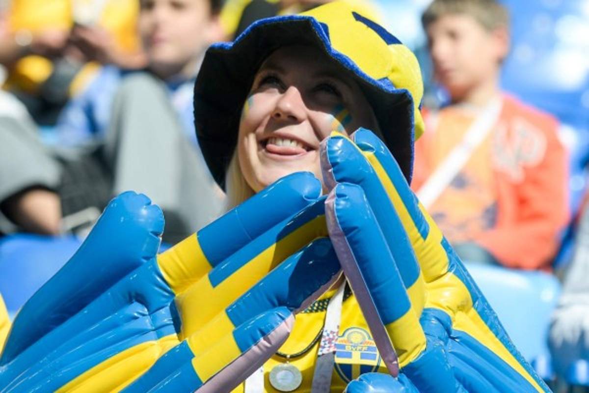 BELLEZAS: Aficionadas suecas y suizas levantaron suspiros en San Petersburgo