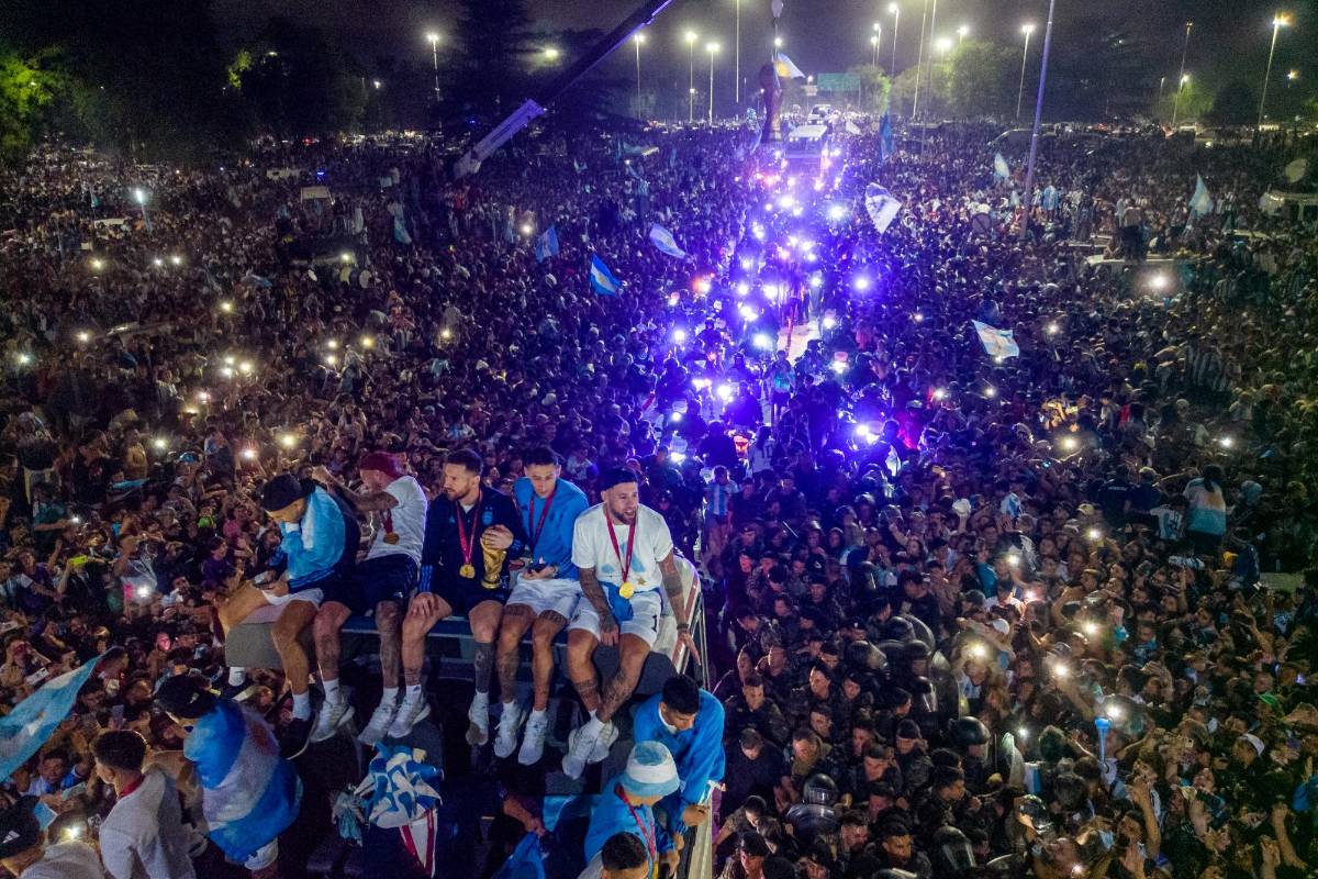 La copa está en casa: El espectacular recibimiento en Argentina a Messi y los campeones del Mundo