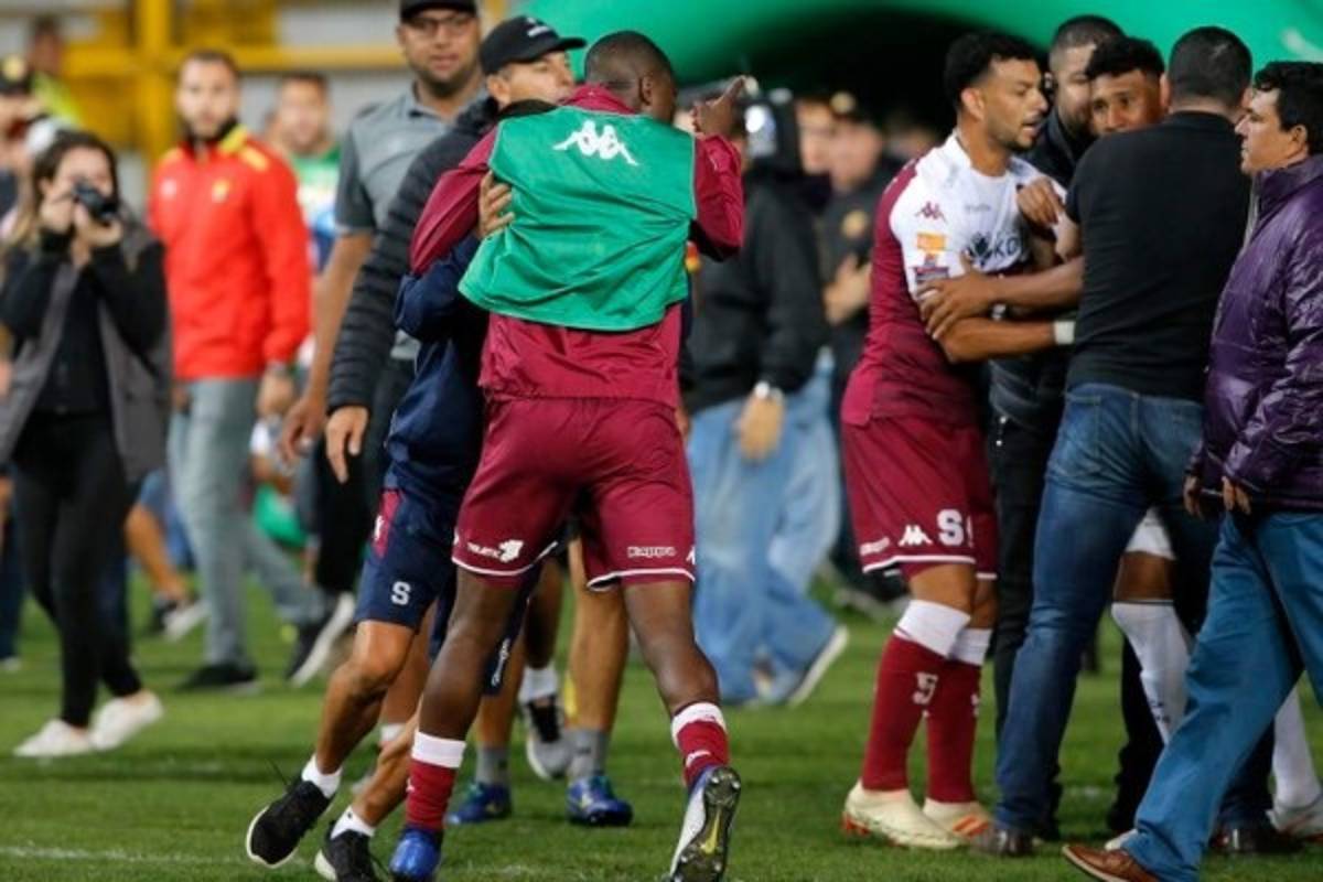 ¡Bochorno! Saprissa-Herediano terminó entre golpes, empujones e insultos