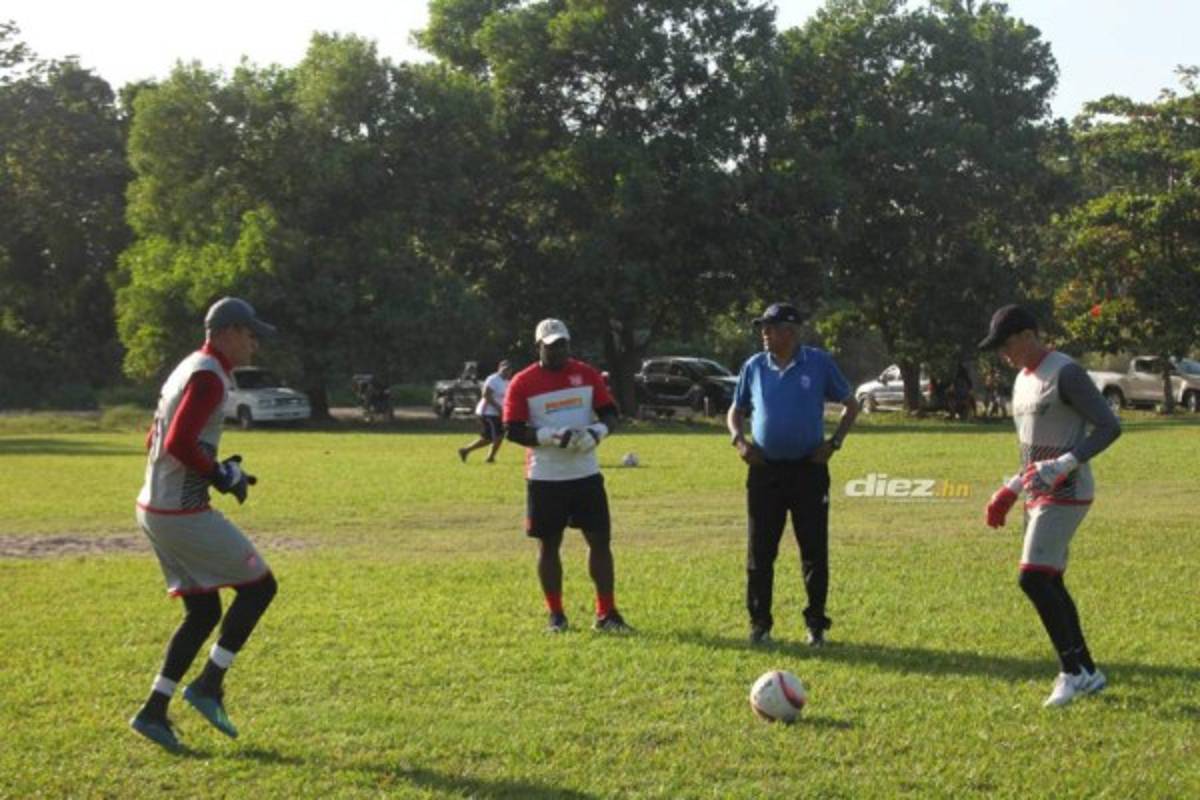 Puntual y corrector, así fue el primer entreno de Héctor Castellón en su regreso al Vida