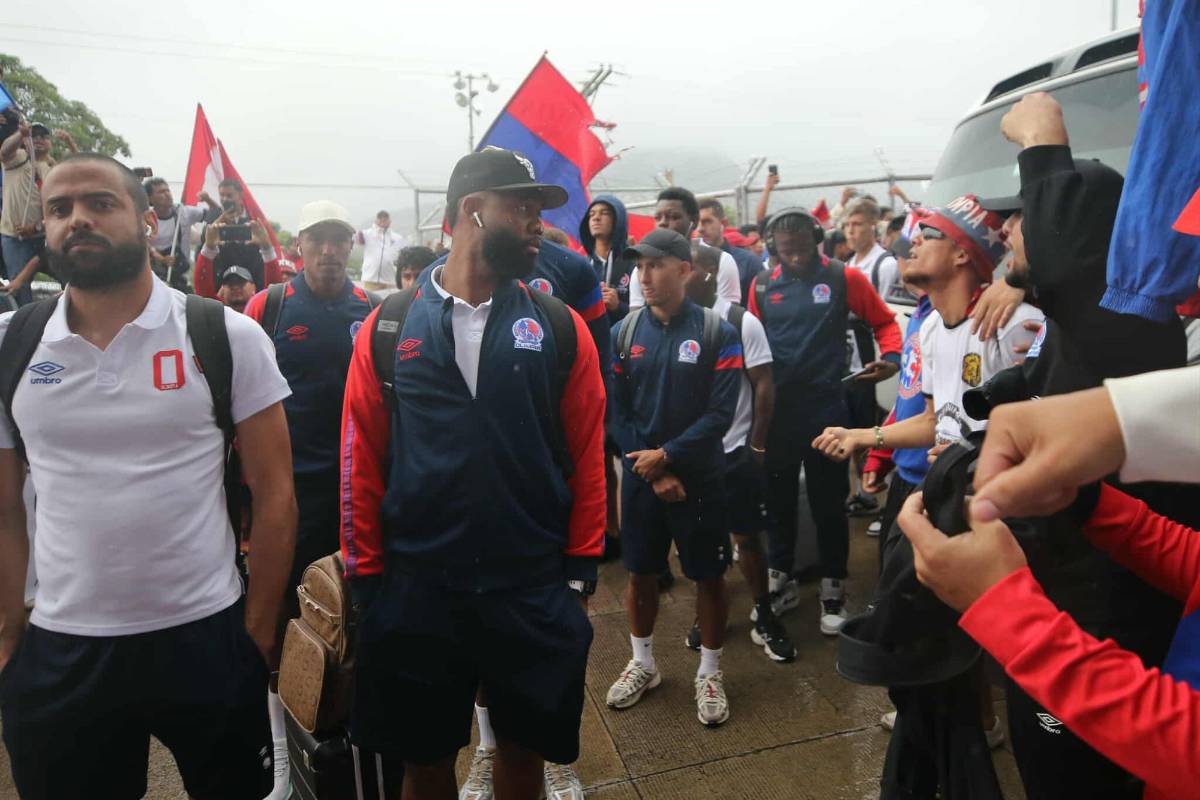 Imágenes: Así le reclamó la Ultra Fiel al Olimpia, los encerraron ¿Cuál fue la reacción de Eduardo Espinel?