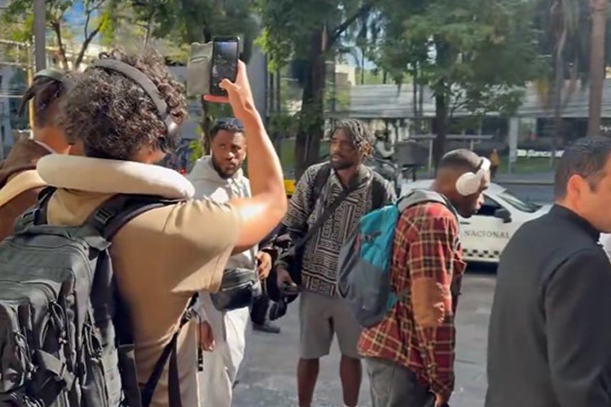 ¡Blindada y con escolta! La selección más humilde del repechaje llegó a México y sueña con el Mundial 2026